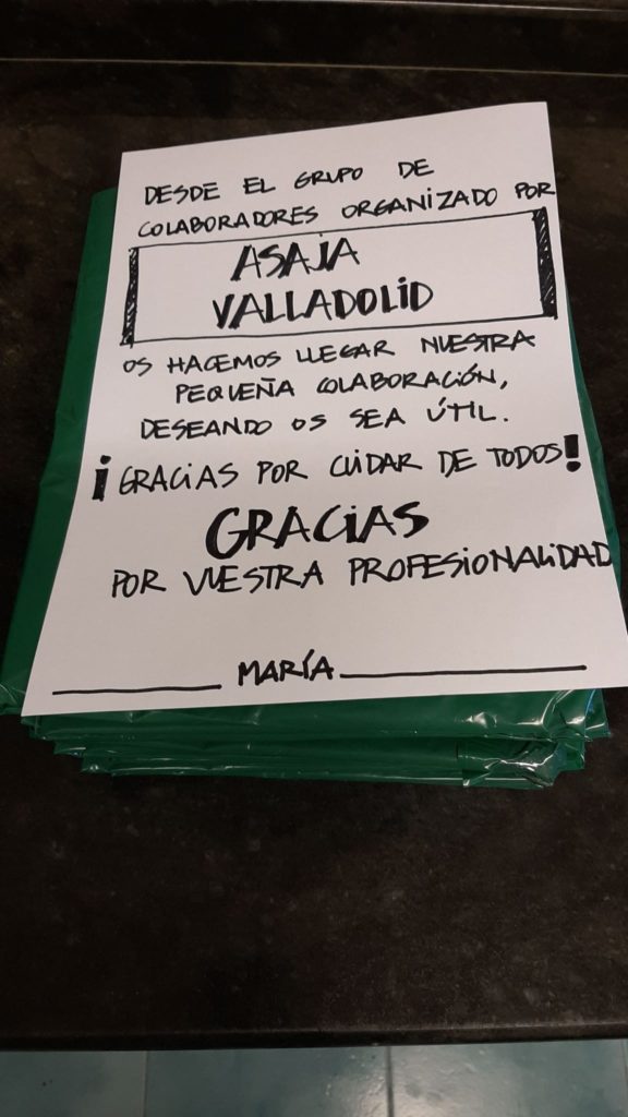 Primeras entregas del material para sanitarios elaborado por socias de Asaja Valladolid