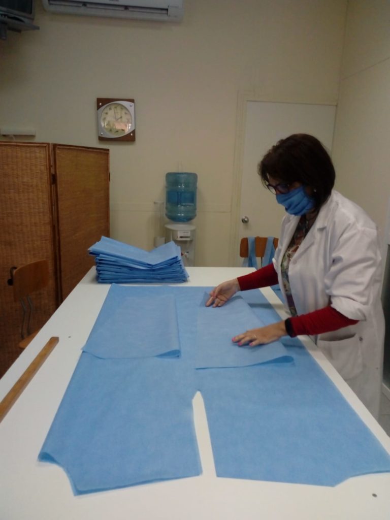 Primeras entregas del material para sanitarios elaborado por socias de Asaja Valladolid