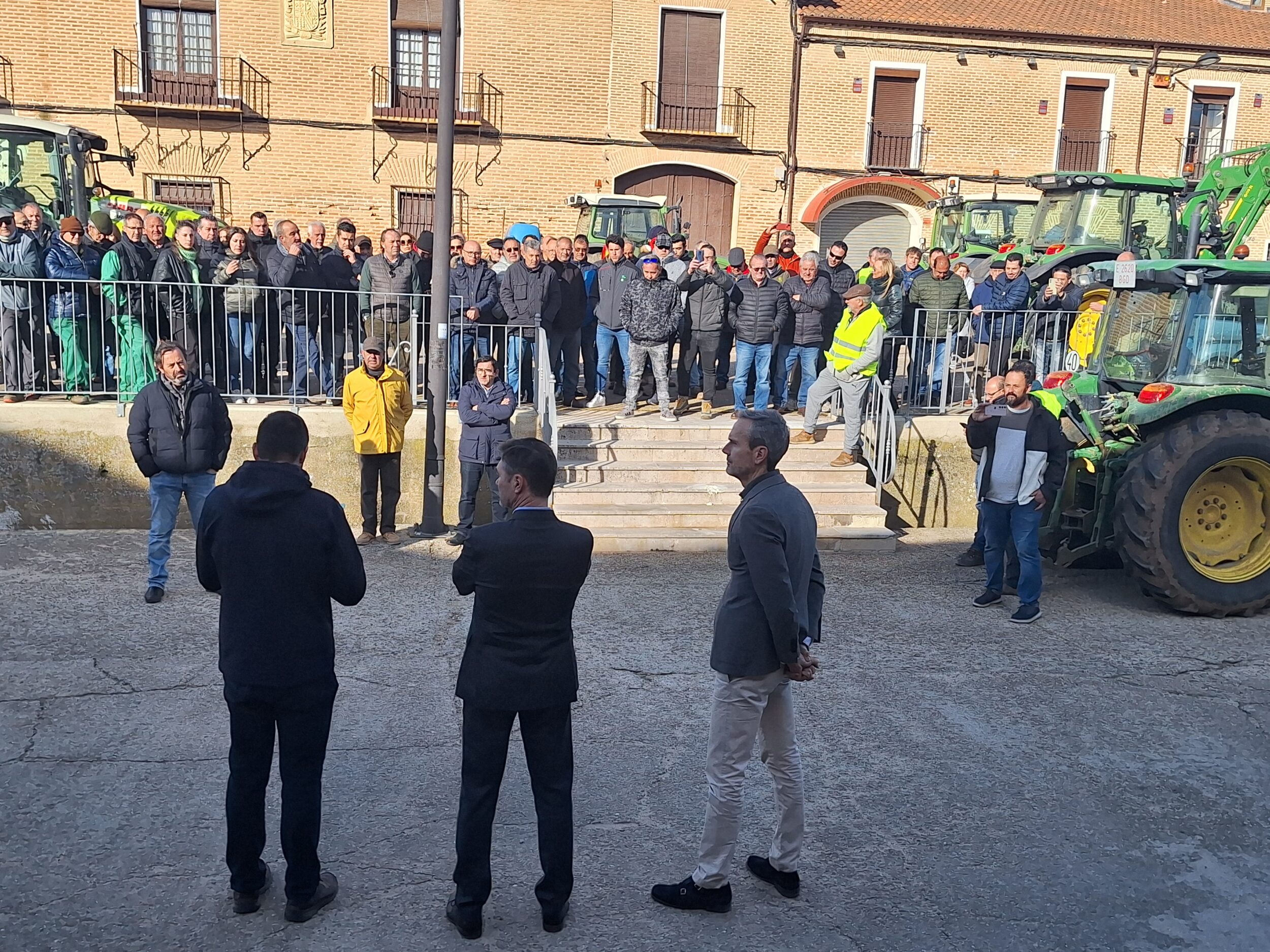 ASAJA Valladolid junto con los viticultores de Rueda en sus protesta ante la sede del Consejo Regulador