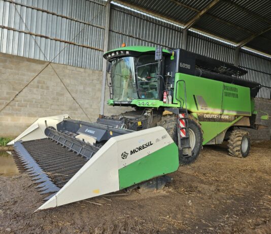 Se vende cosechadora Deutz Fahr 690 autonivelante con 6.30 de corte de siega Se vende cosechadora Deutz Fahr 690 autonivelante con 6.30 de corte de siega