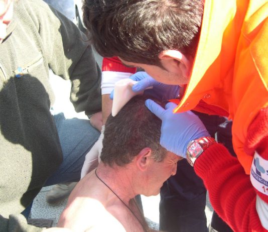 LA POLICÍA REPARTE «LECHES» ENTRE LOS GANADEROS LA POLICÍA REPARTE "LECHES" ENTRE LOS GANADEROS