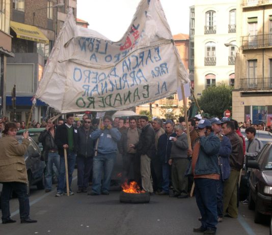 SE RECRUDECE EL CONFLICTO DE LOS GANADEROS DE LECHE SE RECRUDECE EL CONFLICTO DE LOS GANADEROS DE LECHE