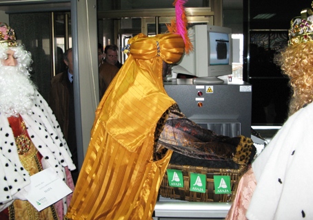 Doble ración del carbón de ASAJA para las consejeras de Agricultura y Hacienda Doble ración del carbón de ASAJA para las consejeras de Agricultura y Hacienda