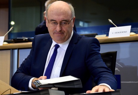 ASAJA valora la propuesta del comisario de Agricultura para que no paguen justos por pecadores por los controles de la PAC ASAJA valora la propuesta del comisario de Agricultura para que no paguen justos por pecadores por los controles de la PAC