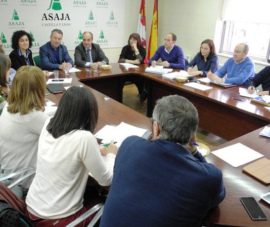 El equipo técnico de ASAJA plantea al director general las dudas sobre la PAC de los agricultores y ganaderos El equipo técnico de ASAJA plantea al director general las dudas sobre la PAC de los agricultores y ganaderos