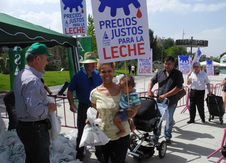 ASAJA reclama soluciones para los ganaderos de leche, indignados, estafados y arruinados ASAJA reclama soluciones para los ganaderos de leche