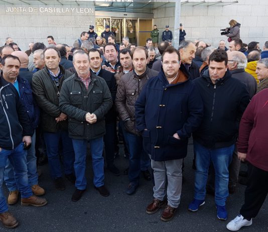 Los ganaderos de leche de ovino de Castilla y León protestan a las puertas de la Consejería