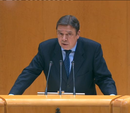 Luis Planas pide a la industria que rectifique y suba el precio de la leche como en resto de la UE