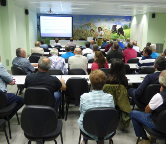 Los ganaderos de leche se informan en ASAJA sobre las reclamaciones a la industria láctea
