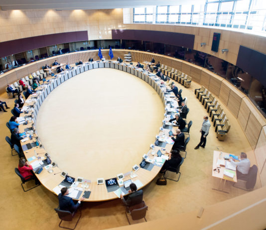 La Comisión maquilla el marco financiero mientras reduce los fondos de la PAC y deja al campo desprotegido