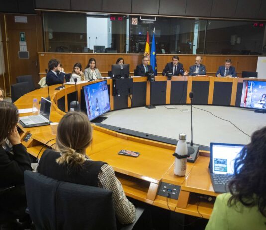 Castilla y León expone en el Parlamento Europeo la crítica situación que viven los ganaderos tras el cambio de estatus del lobo