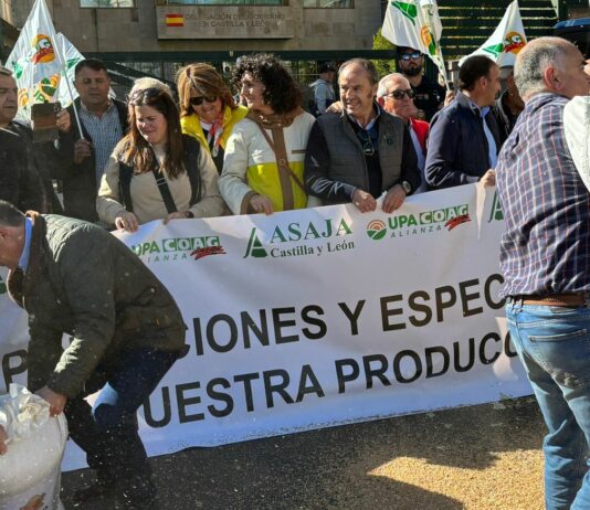 Los agricultores elevan su protesta contra los precios de derribo del cereal con una concentración a las puertas de la planta de Babilafuente