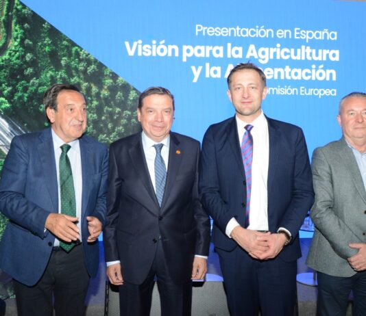 Pedro Barato y Donaciano Dujo exponen al comisario europeo las prioridades del campo español ante la nueva estrategia de la PAC